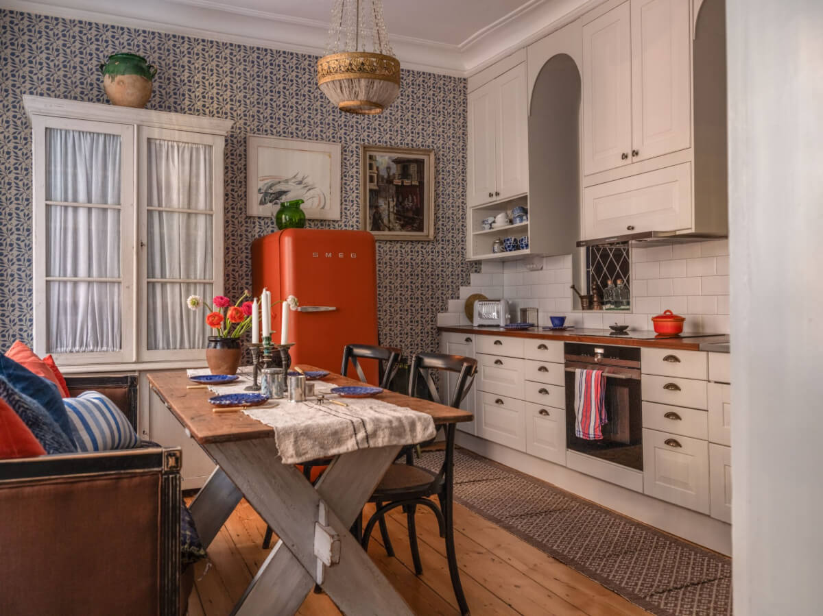 A Charming Home in a 17-Century Apartment in Stockholm's Old Town 13 classic kitchen with wallpaper and dining table