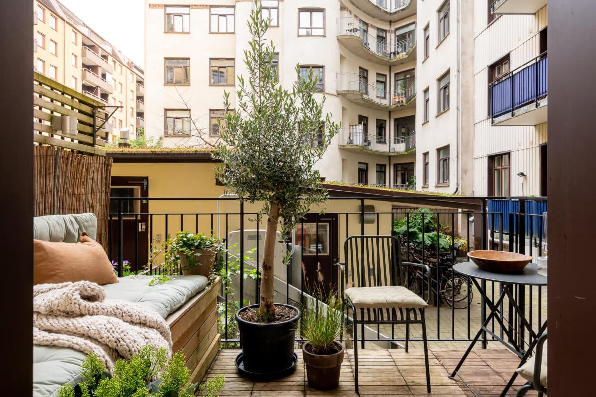 A Serene Studio Apartment with a Loft Bed and a Large Balcony 13 courtyard balcony