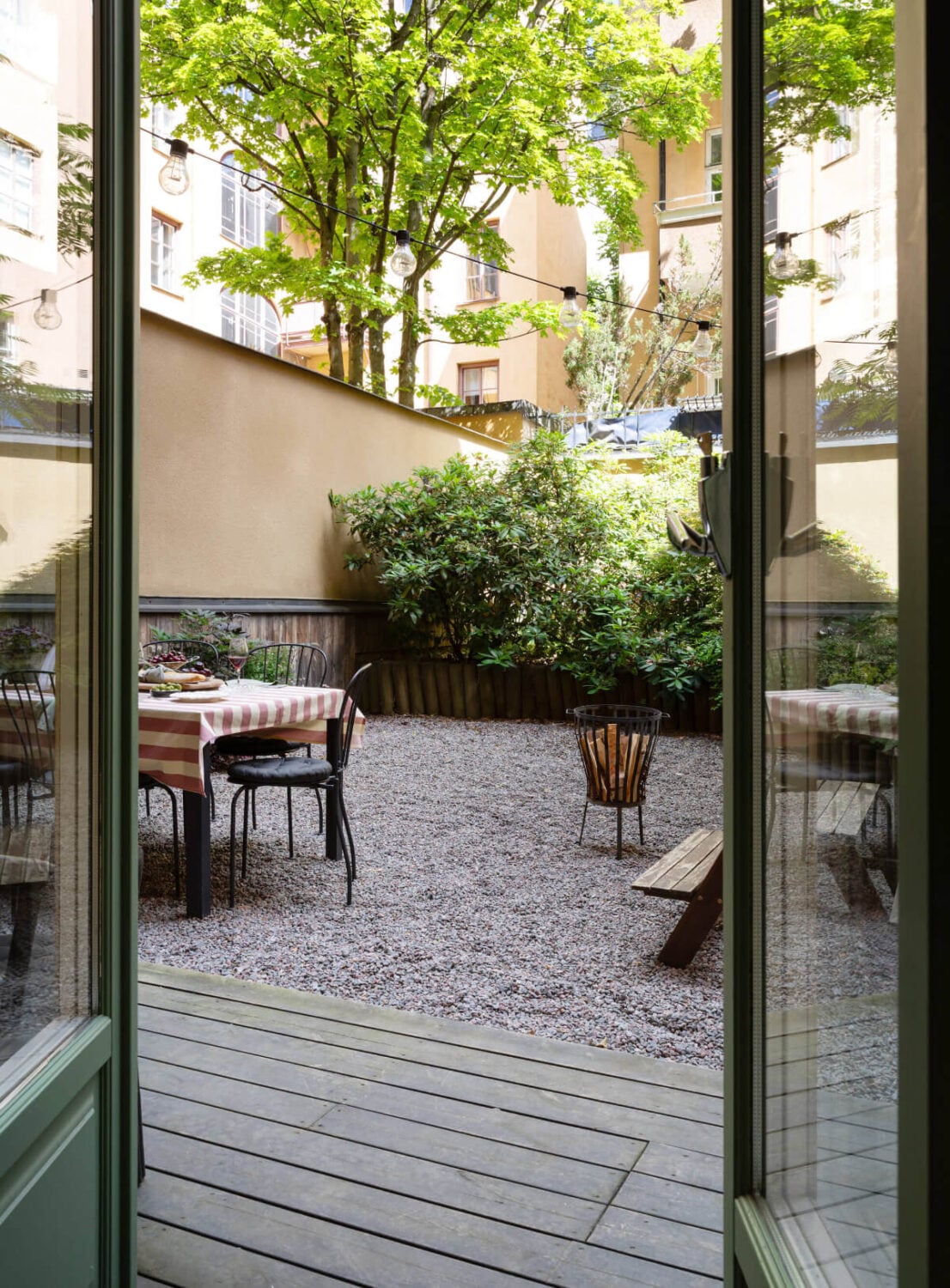 A Charming Ground Floor Apartment with a Large Patio Garden 8 courtyard terrace striped tablecloth