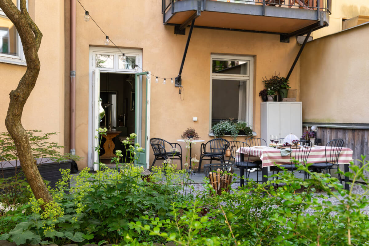 A Charming Ground Floor Apartment with a Large Patio Garden 10 courtyard terrace