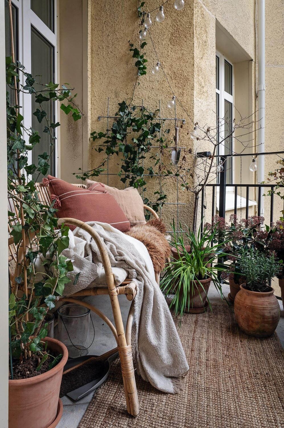 Period Features and Modern Materials in a Swedish Apartment 25 cozy balcony seating