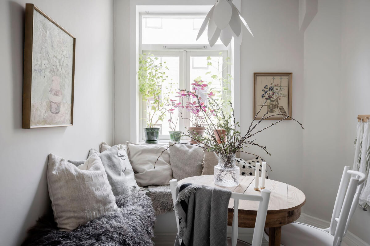 White-Painted Floorboards in a Turn-of-the-Century Apartment 15 cozy breakfast nook