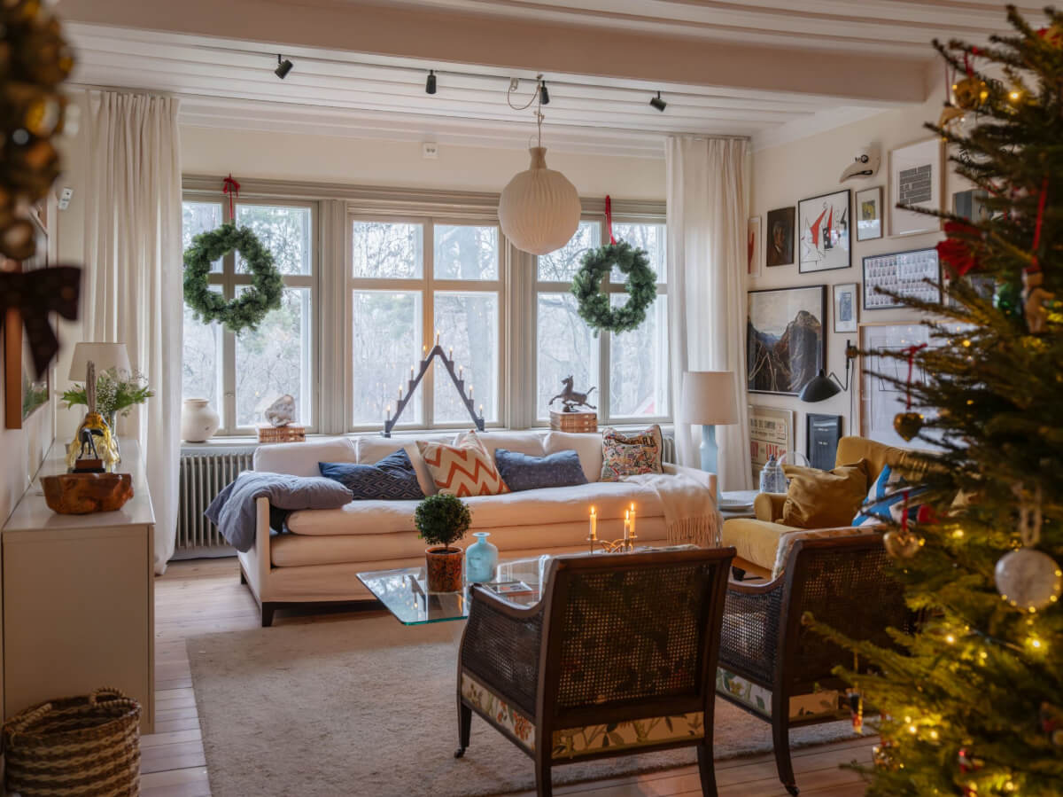 A Beautiful Turn-of-the-Century Family Home in Sweden 4 cozy christmas living room gallery wall