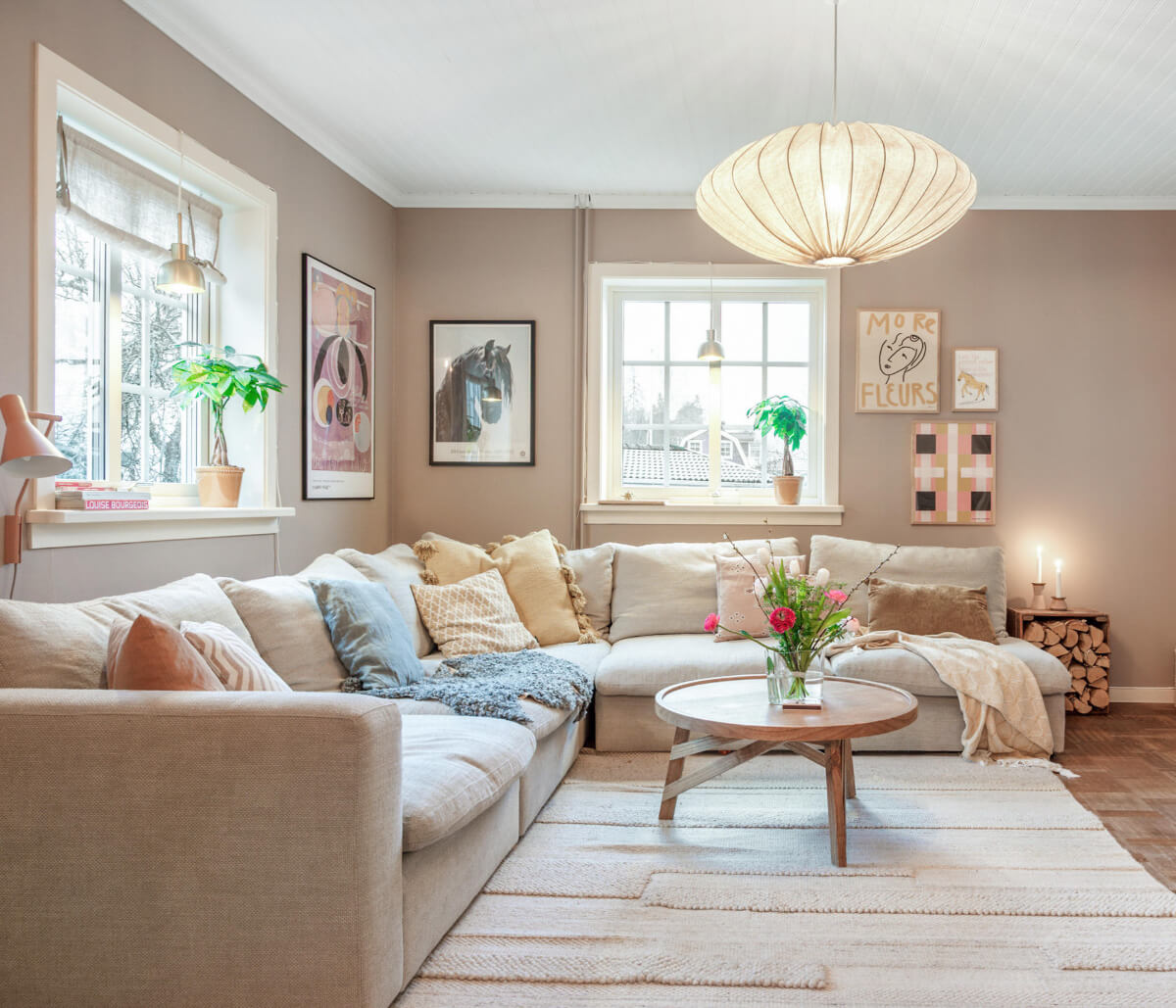 A Charming Home with Lake Views South of Stockholm 1 cozy living room beige-pink walls