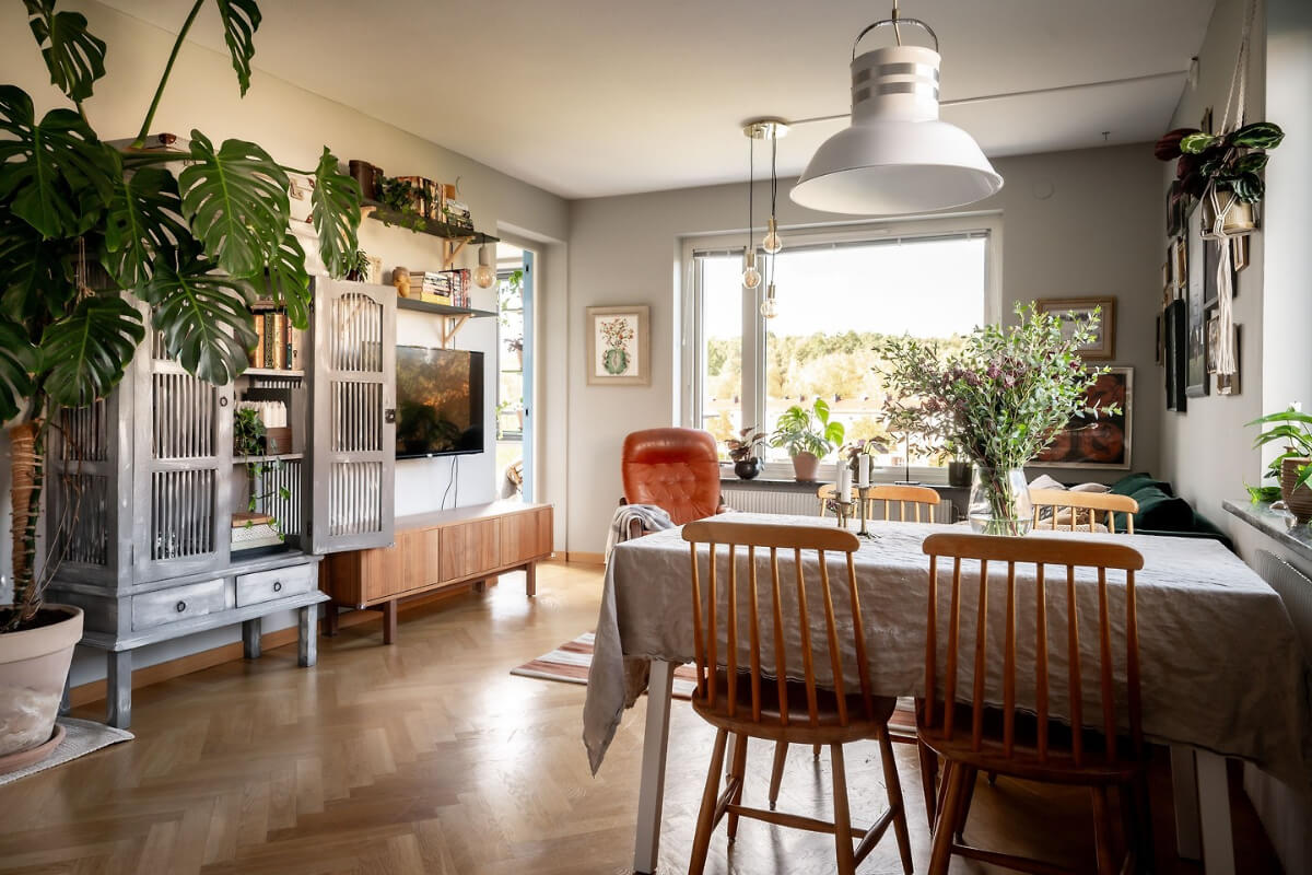 A Charming Apartment with Large Windows and Colorful Bedrooms 6 cozy scandinavian living room dining table