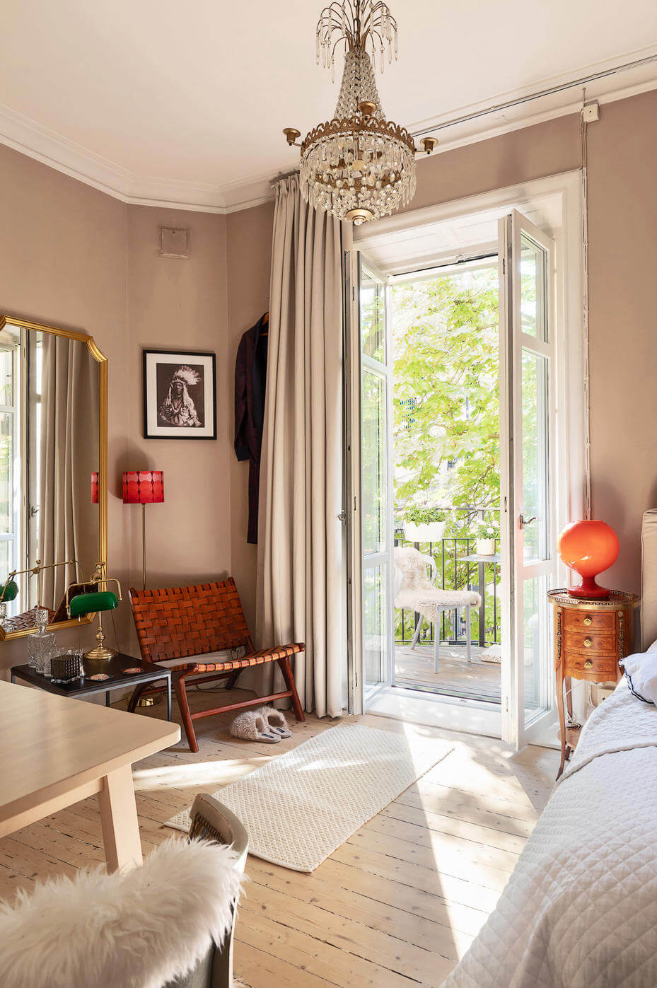 Best of 2025: Studio & Loft Apartments 24 cozy studio apartment beige-pink walls wooden floor gilded mirror nordroom
