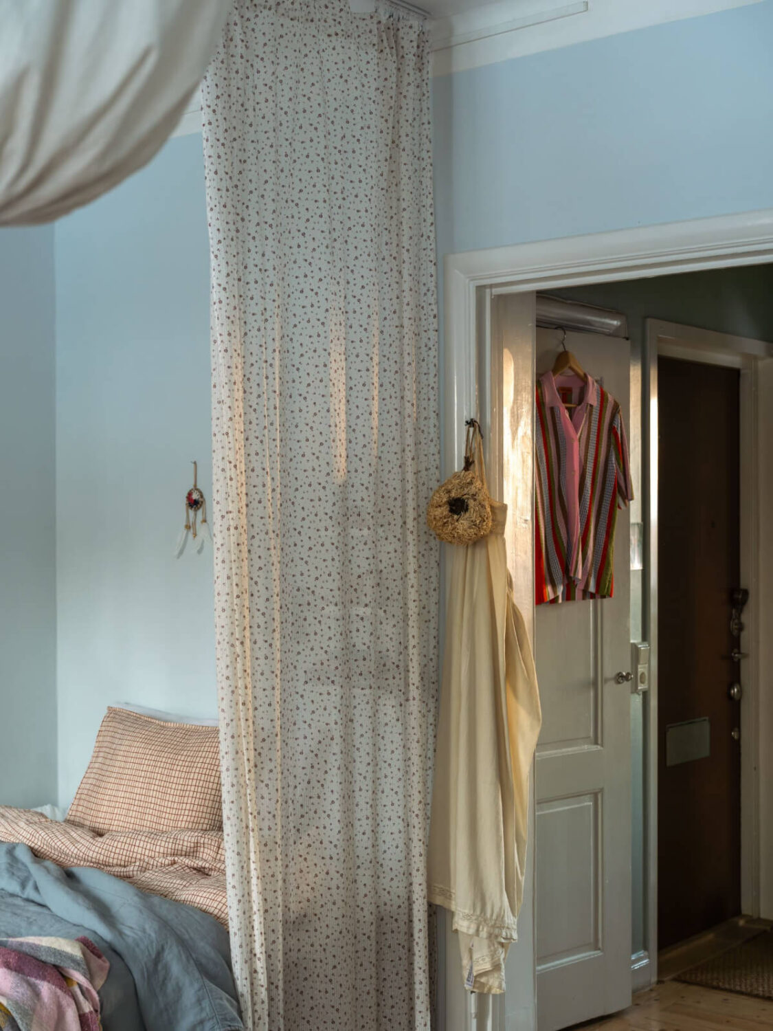 A Charming and Light-Filled Studio Apartment in Stockholm 7 curtain room divider
