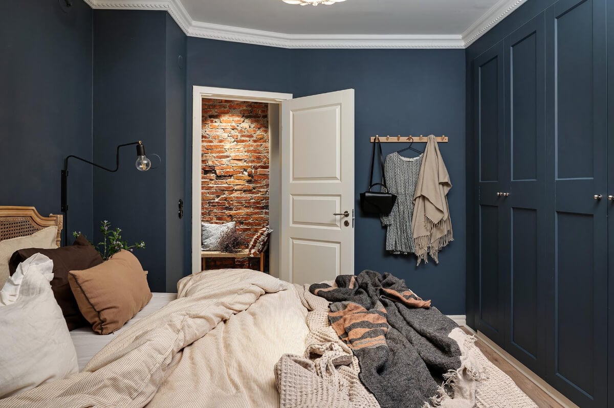 Warm and Inviting Rooms in a Renovated Swedish Apartment 21 dark blue bedroom floor-to-ceiling wardrobes