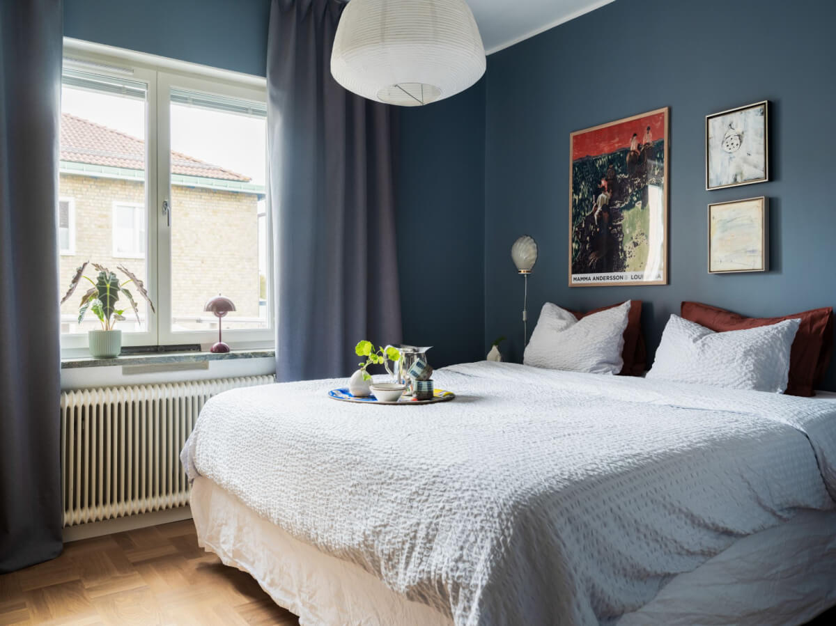 A Swedish 1940s Apartment with Lovely Balcony Views 14 dark blue bedroom