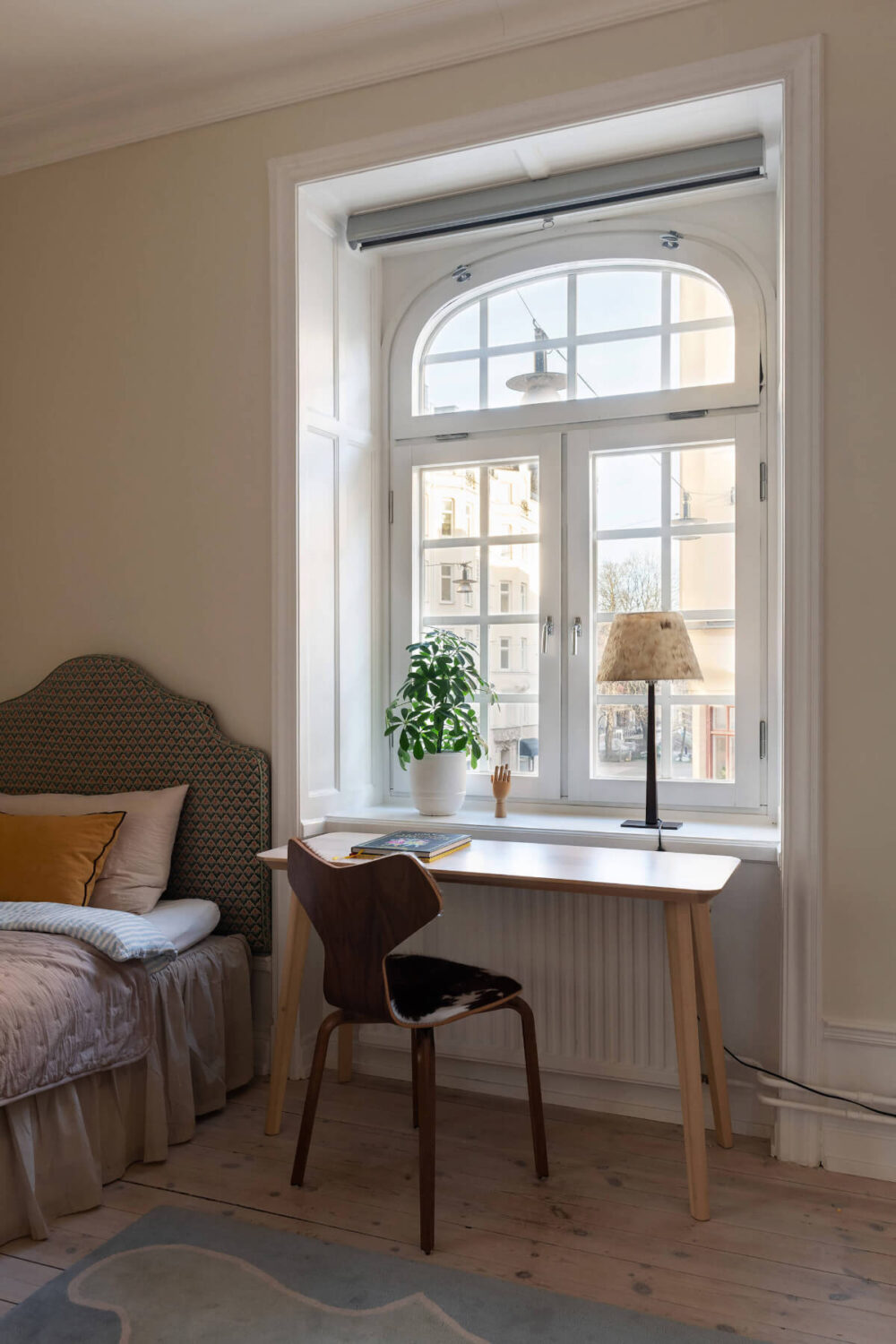 Contrasting Colors in a Turn-of-the-Century Apartment in Stockholm 18 desk under arched window Contrasting Colors in a Turn-of-the-Century Apartment in Stockholm