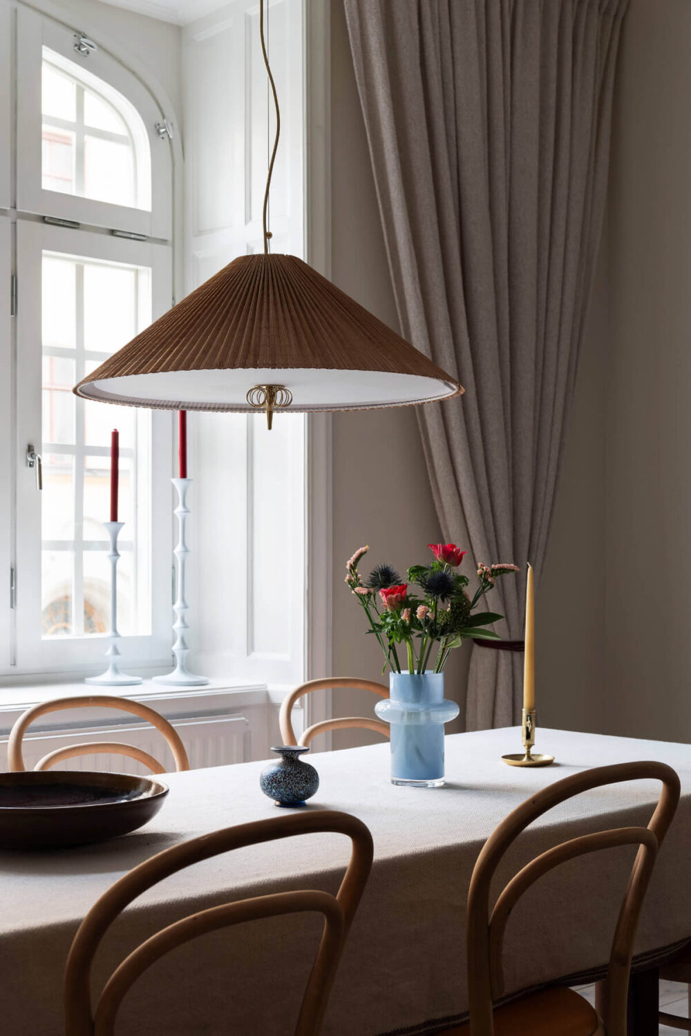 Contrasting Colors in a Turn-of-the-Century Apartment in Stockholm 4 dining room detail Contrasting Colors in a Turn-of-the-Century Apartment in Stockholm