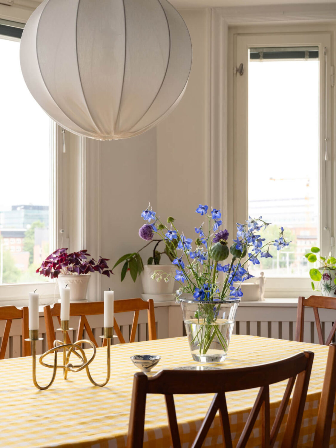 A Small Apartment with High Ceilings and a Large Bay Window 8 dining table detail