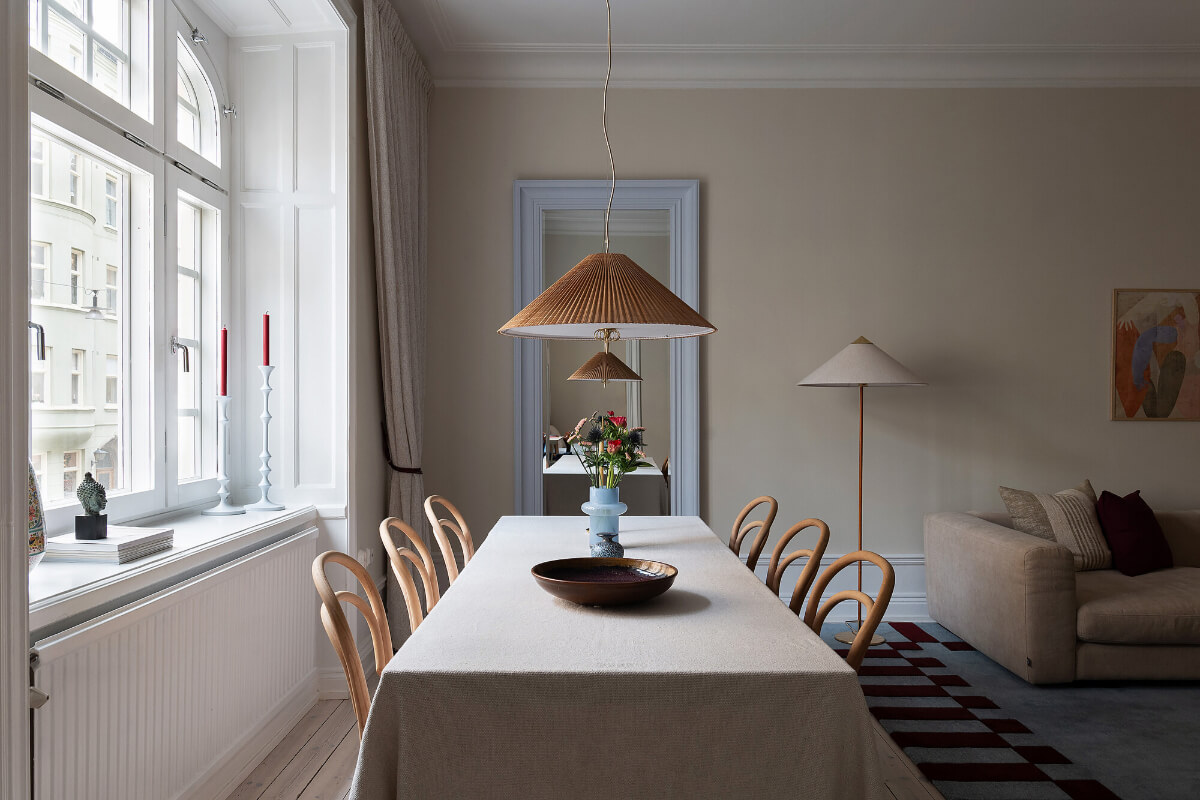 Contrasting Colors in a Turn-of-the-Century Apartment in Stockholm 5 dining table pastel blue mirror Contrasting Colors in a Turn-of-the-Century Apartment in Stockholm