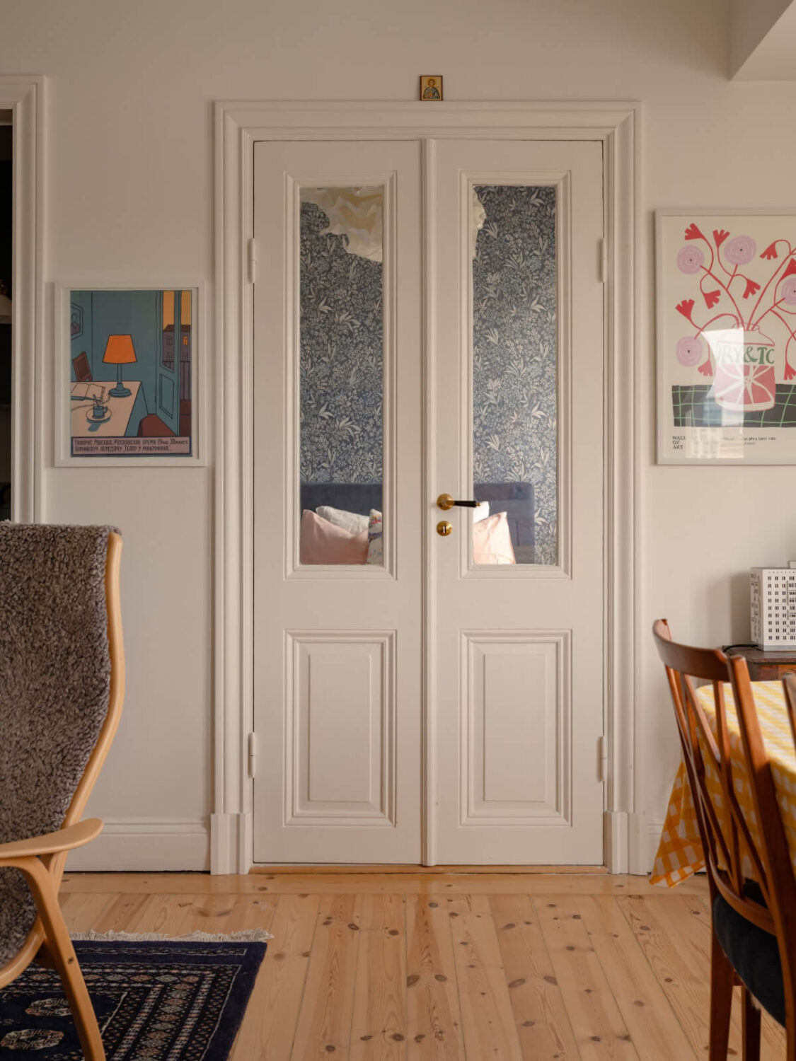 A Small Apartment with High Ceilings and a Large Bay Window 10 double glass wooden doors