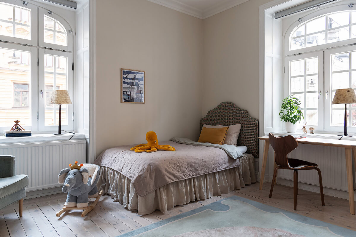 Contrasting Colors in a Turn-of-the-Century Apartment in Stockholm 17 double kids bedroom desk under window Contrasting Colors in a Turn-of-the-Century Apartment in Stockholm