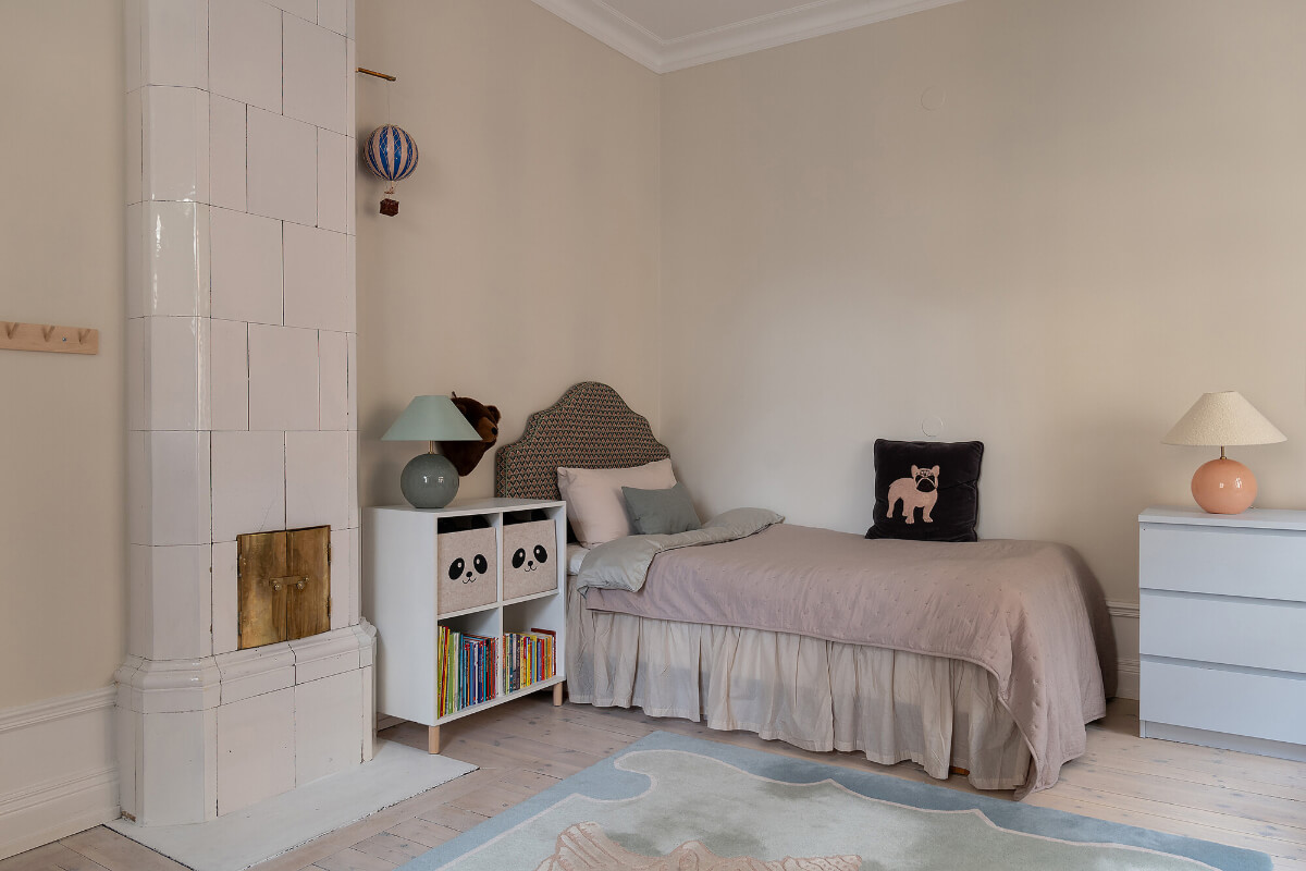 Contrasting Colors in a Turn-of-the-Century Apartment in Stockholm 16 double kids bedroom tiled fireplace Contrasting Colors in a Turn-of-the-Century Apartment in Stockholm