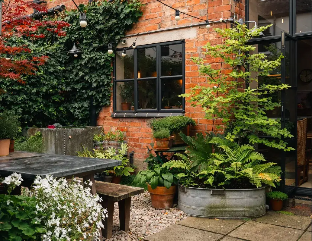 A Renovated Georgian Townhouse with a Stunning Kitchen Extension 44 garden table A Renovated Georgian Townhouse with a Stunning Kitchen Extension