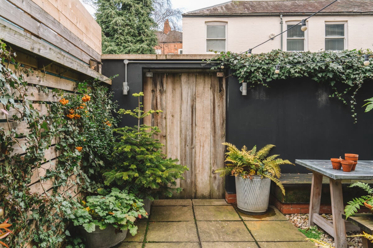 A Renovated Georgian Townhouse with a Stunning Kitchen Extension 41 garden with table and plants