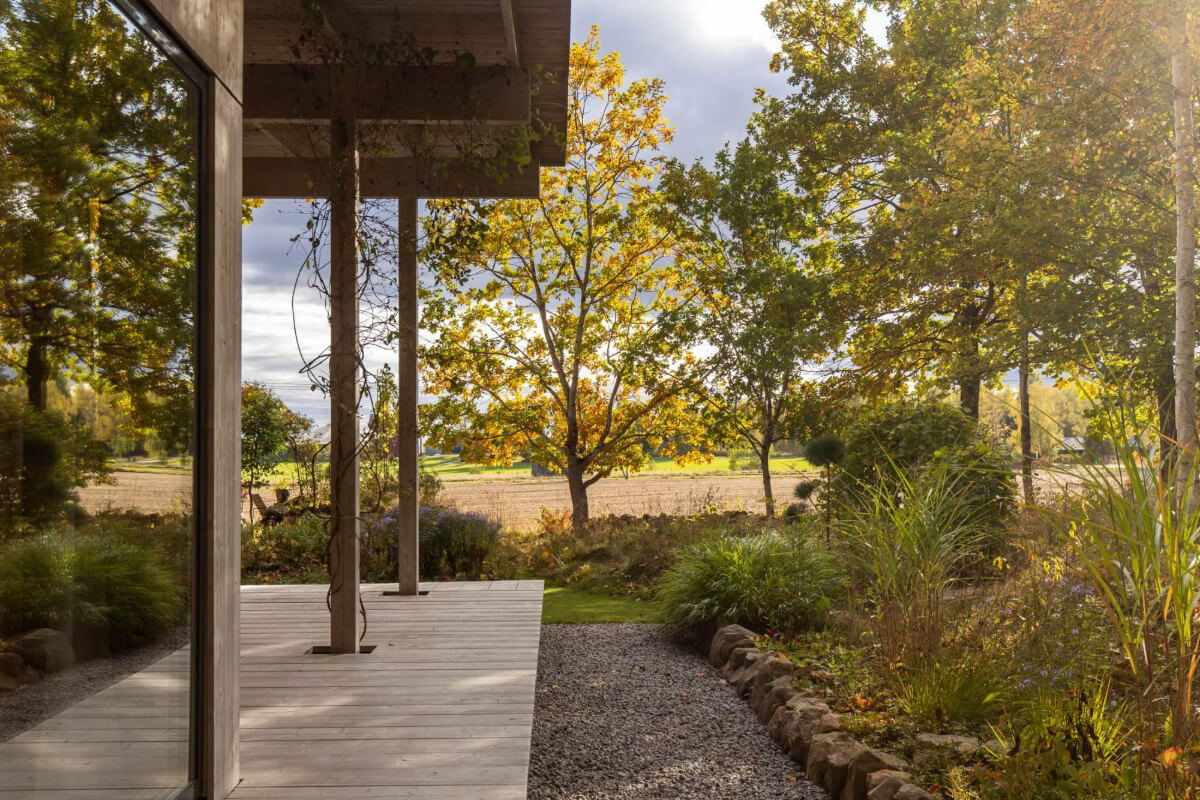A Swedish Architectural Villa Surrounded by Nature 31 garden