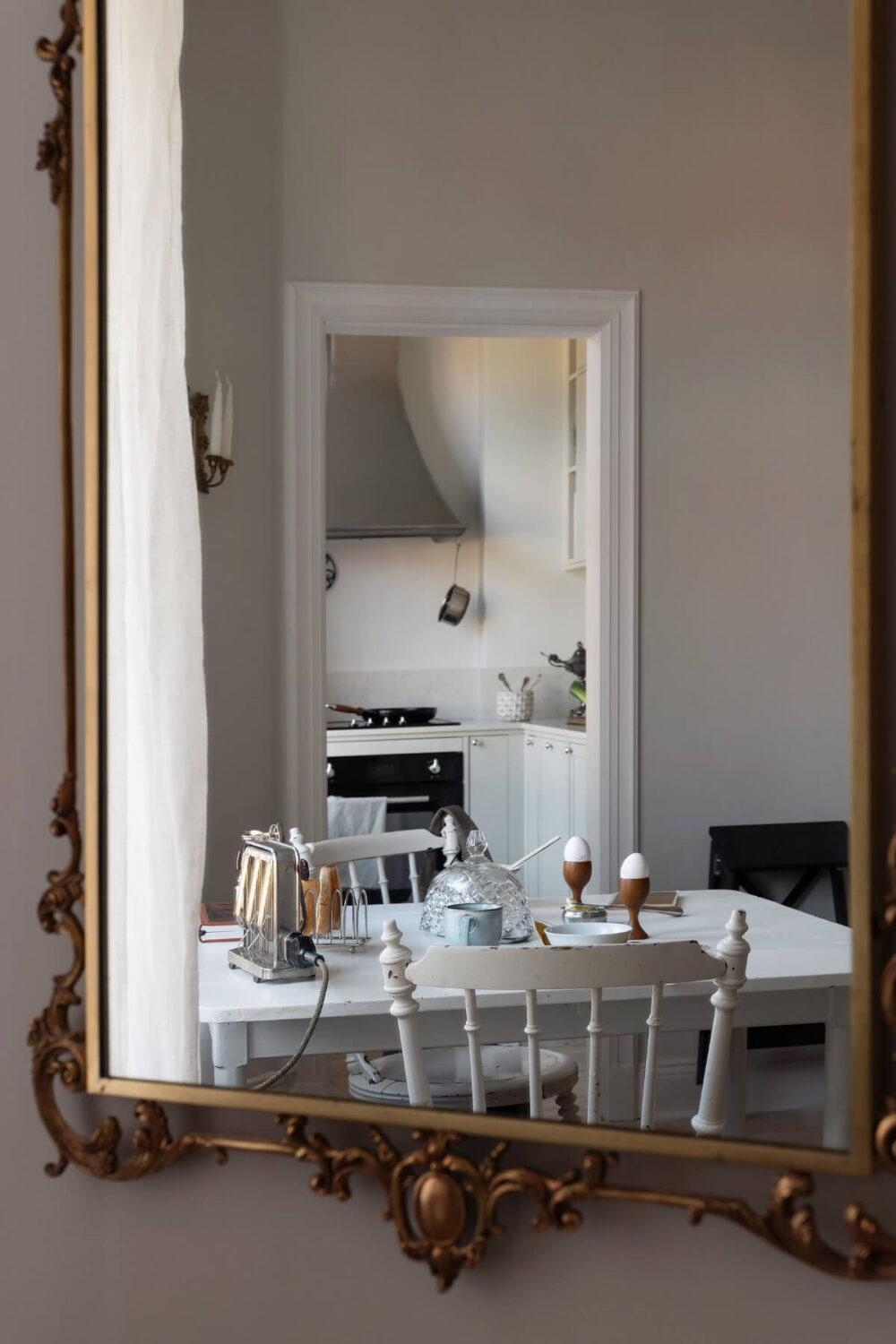 A Small Light Gray Apartment with Period Features 10 gilden mirror