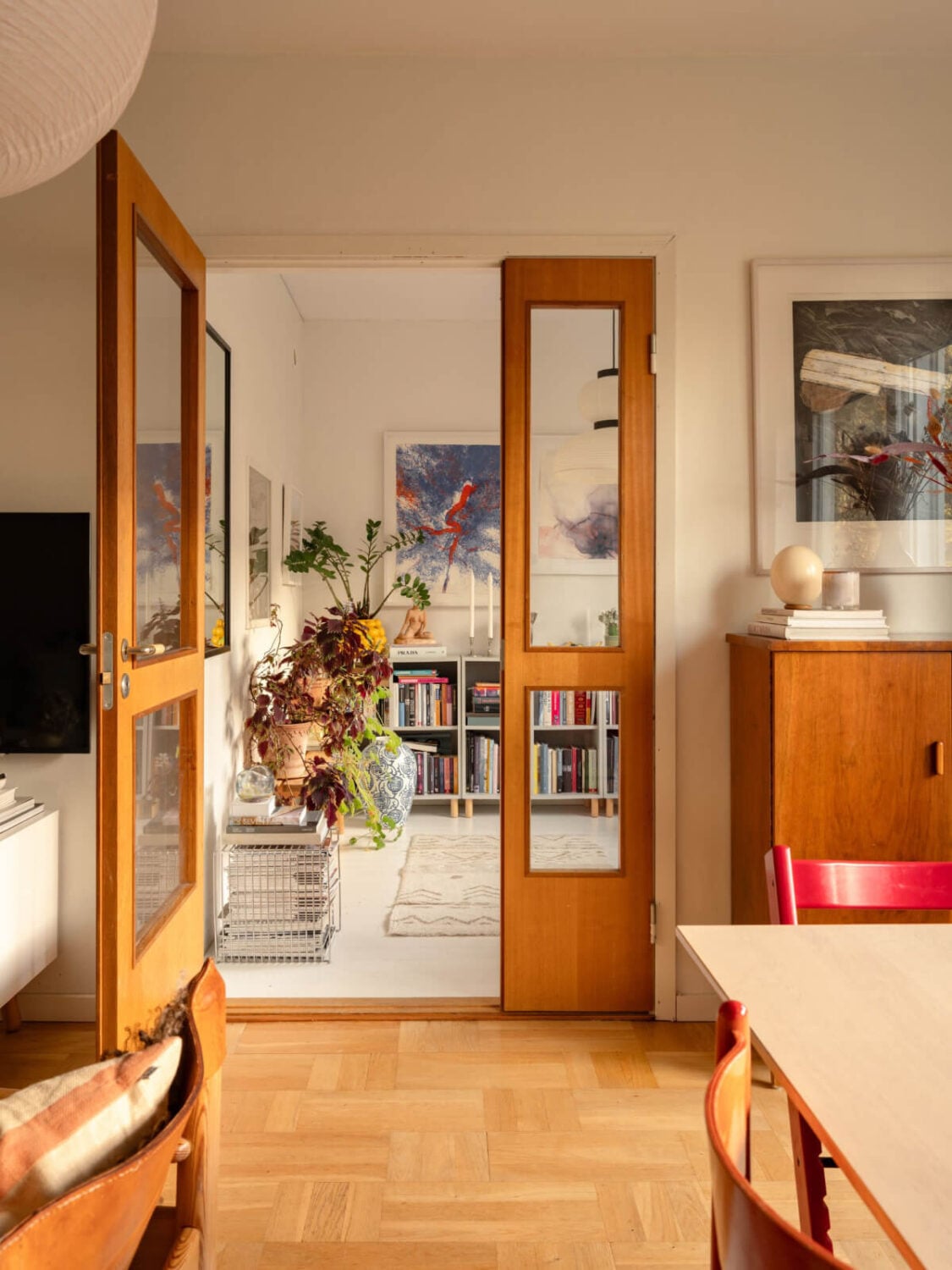 A Charming Midcentury Apartment with a Reading Room 17 glass door midcentury apartment
