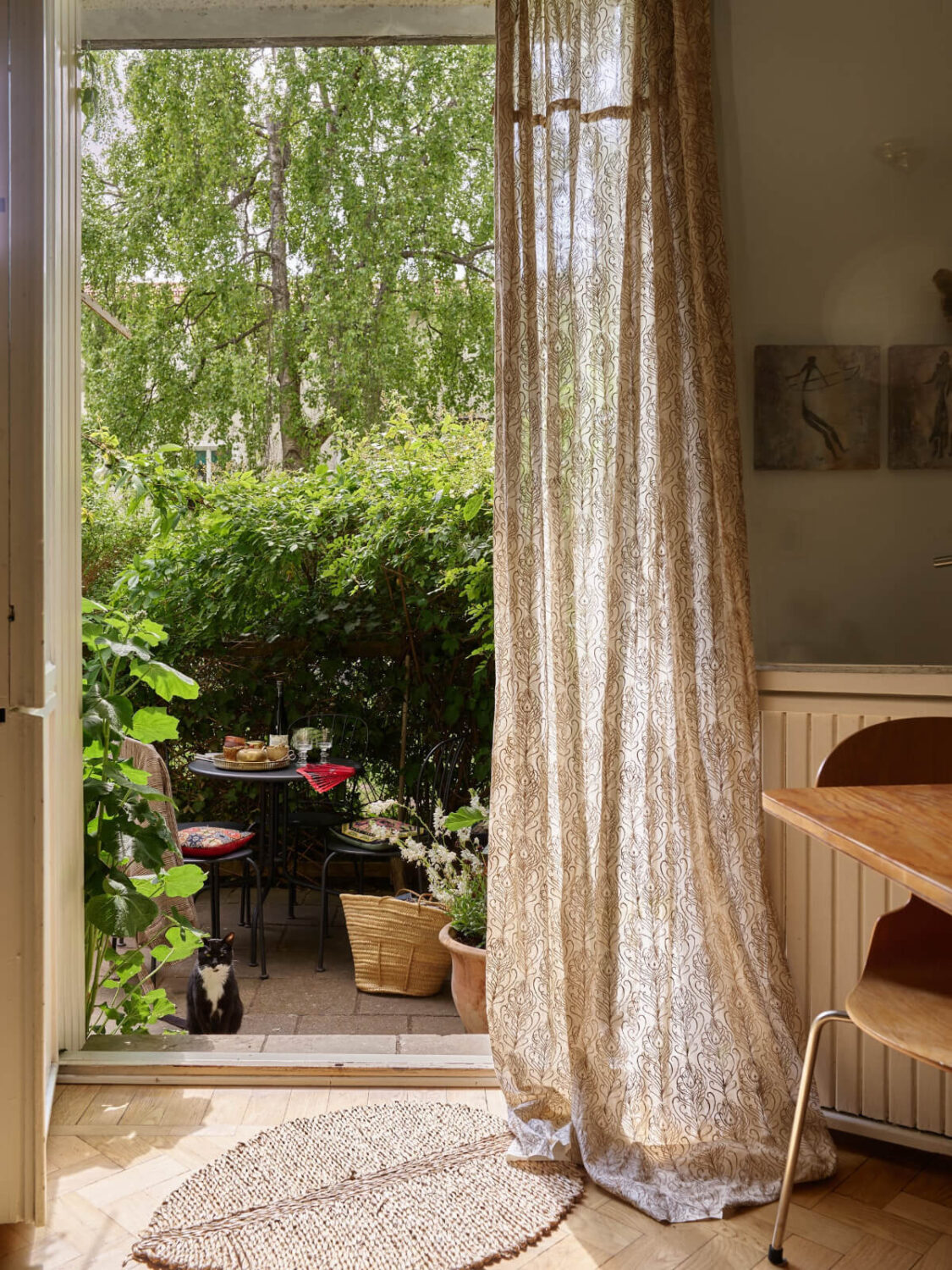 A Small Vintage Apartment with a Tiny Green Patio Garden 7 glass doors to tiny garden