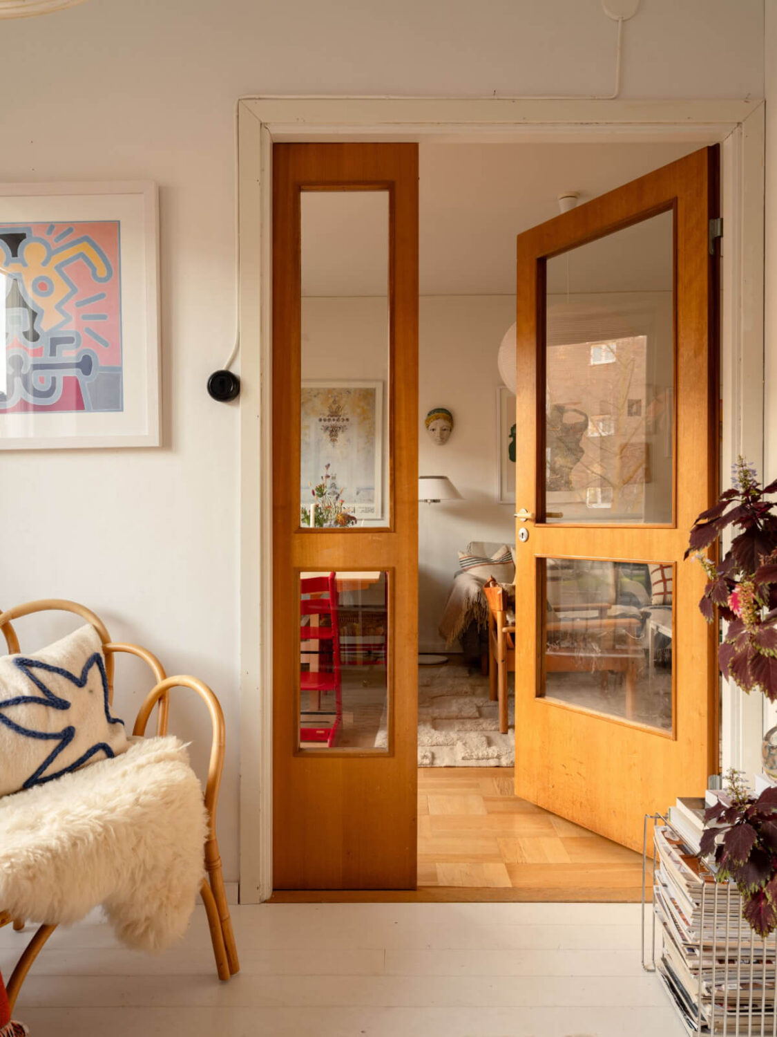 A Charming Midcentury Apartment with a Reading Room 22 glass midcentury door