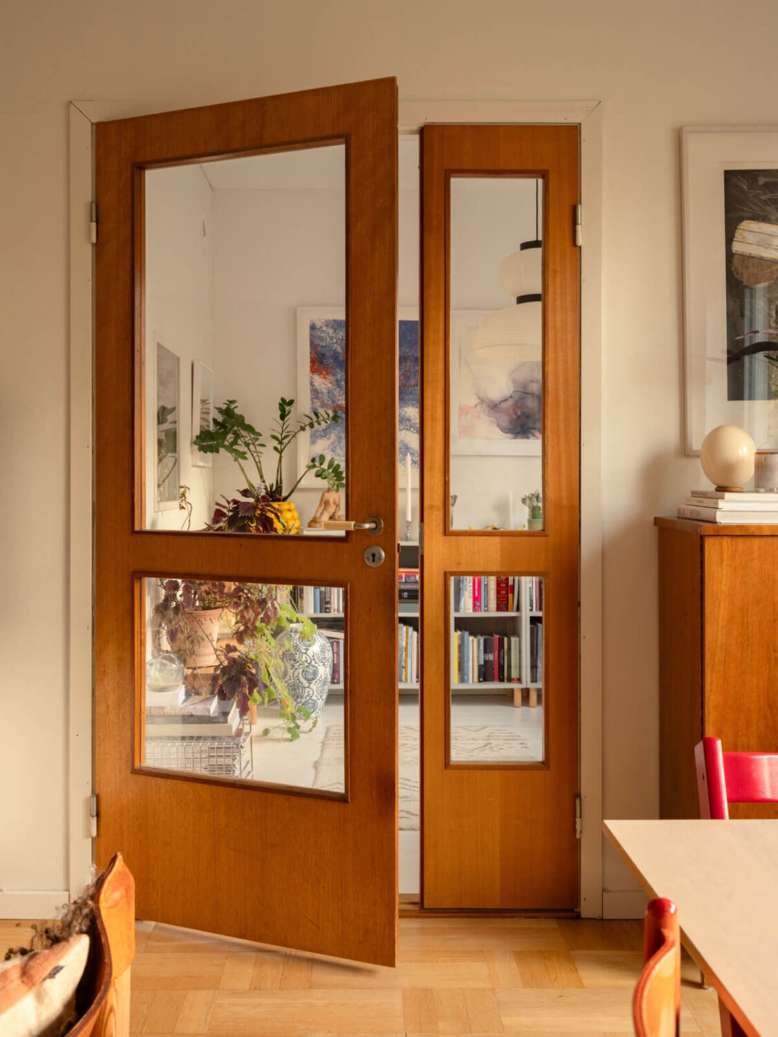 A Charming Midcentury Apartment with a Reading Room 16 glass wooden doors