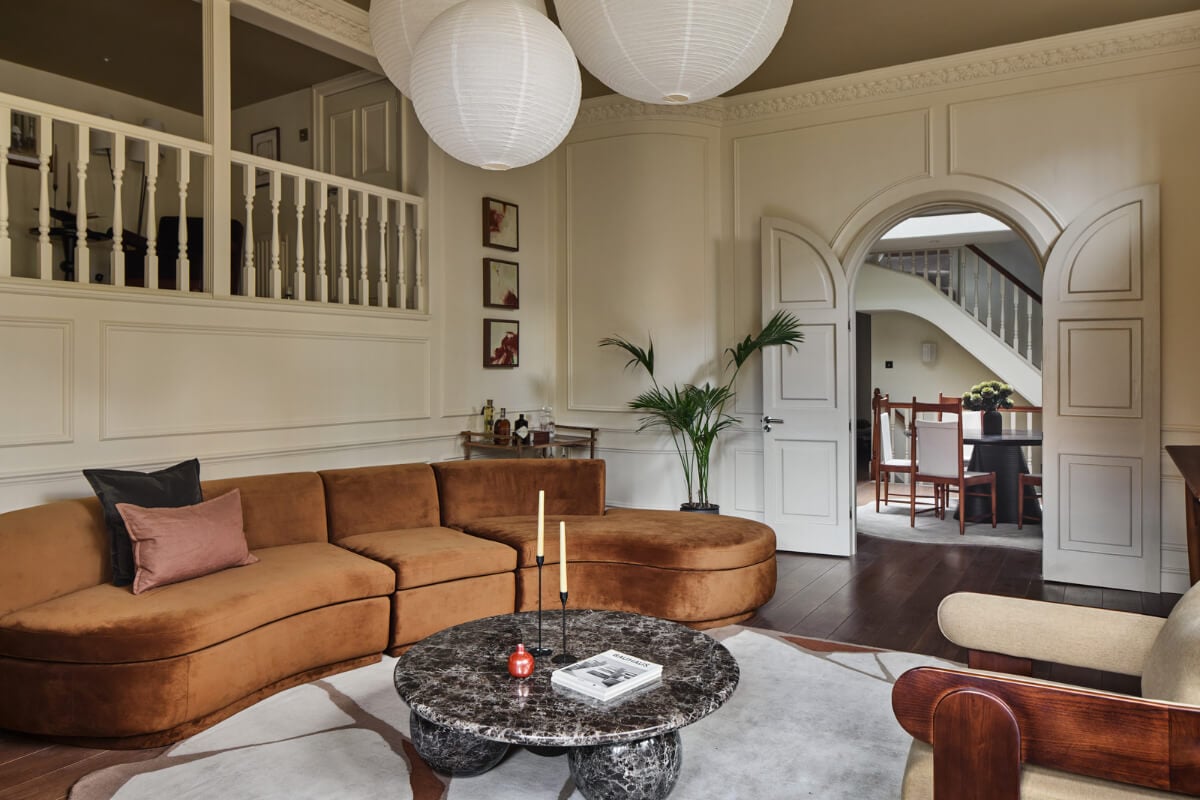 A Stunning Victorian House with Period Features and Surprising Spaces 4 grand living room painted ceiling split level