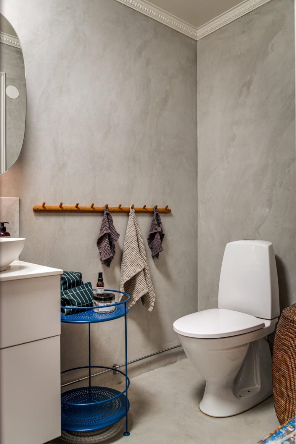 Large Rooms in an Art Nouveau Apartment in Sweden 23 gray bathroom