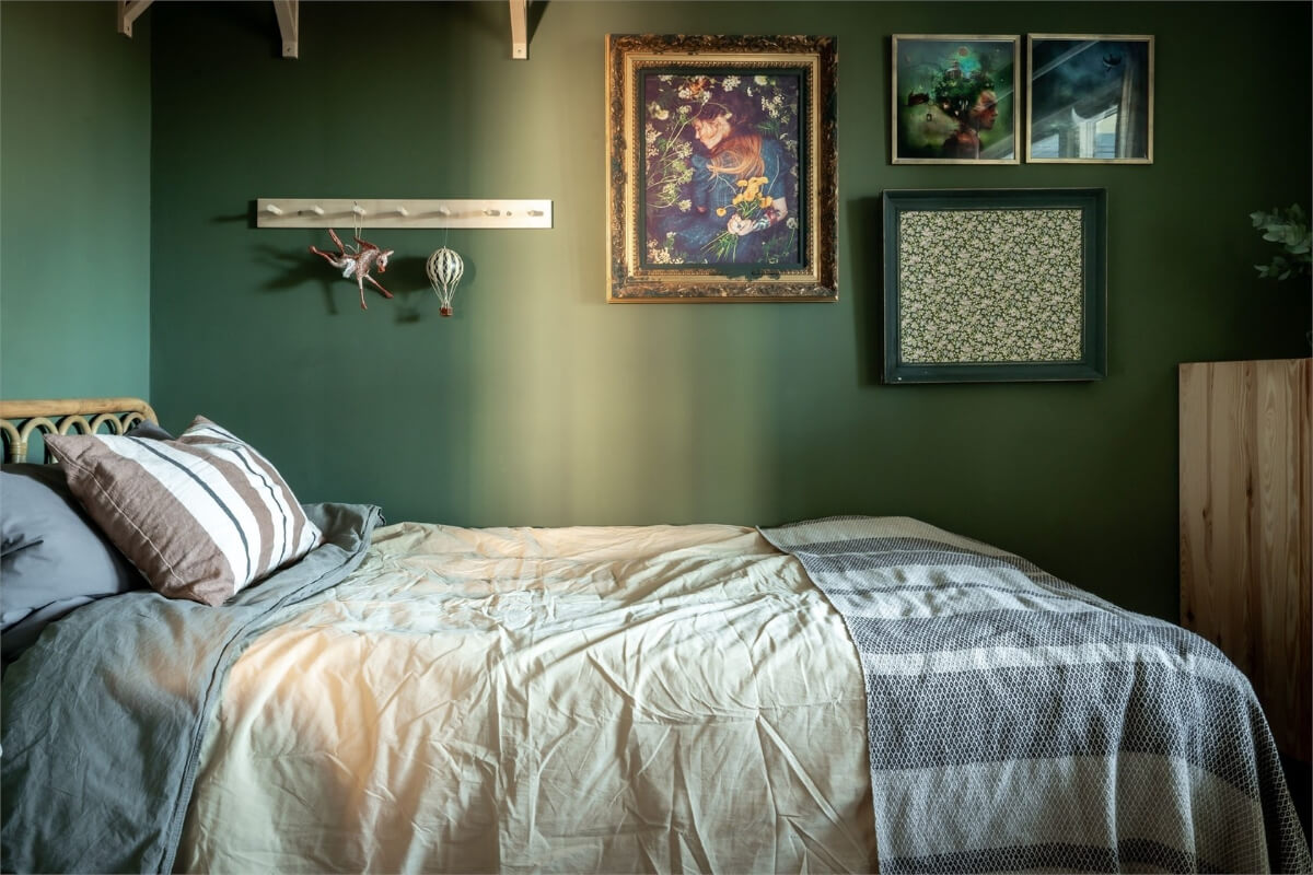 A Charming Apartment with Large Windows and Colorful Bedrooms 16 green bedroom rattan bed