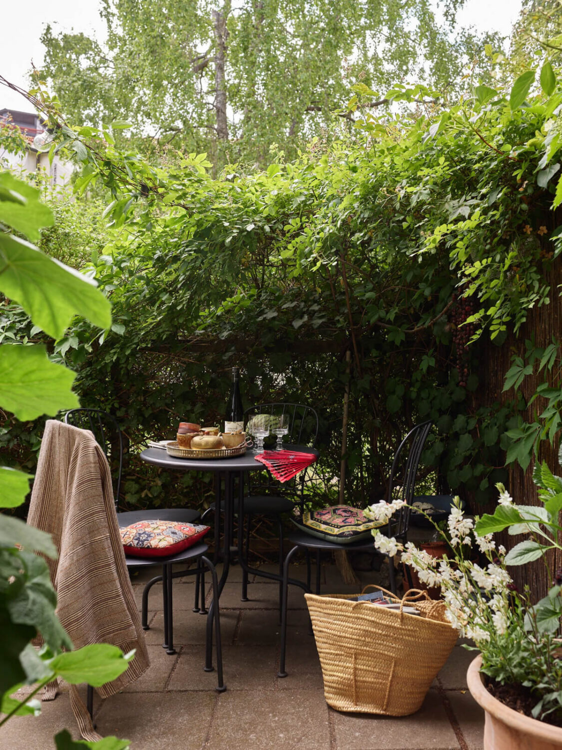 A Small Vintage Apartment with a Tiny Green Patio Garden 9 green outdoor space
