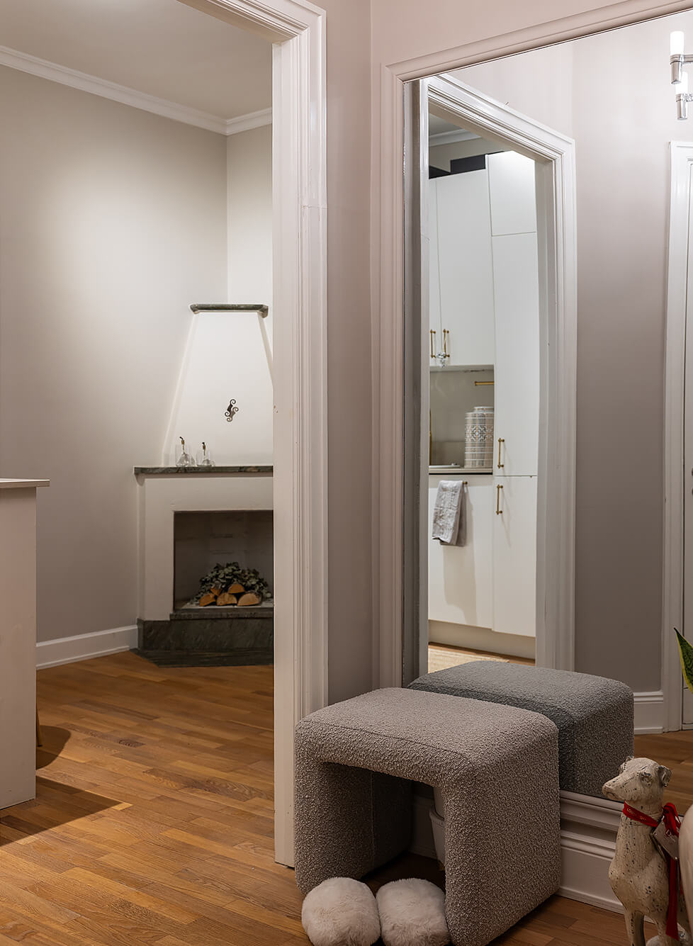 A Tiny and Luxurious Apartment in Stockholm 12 hall large mirror