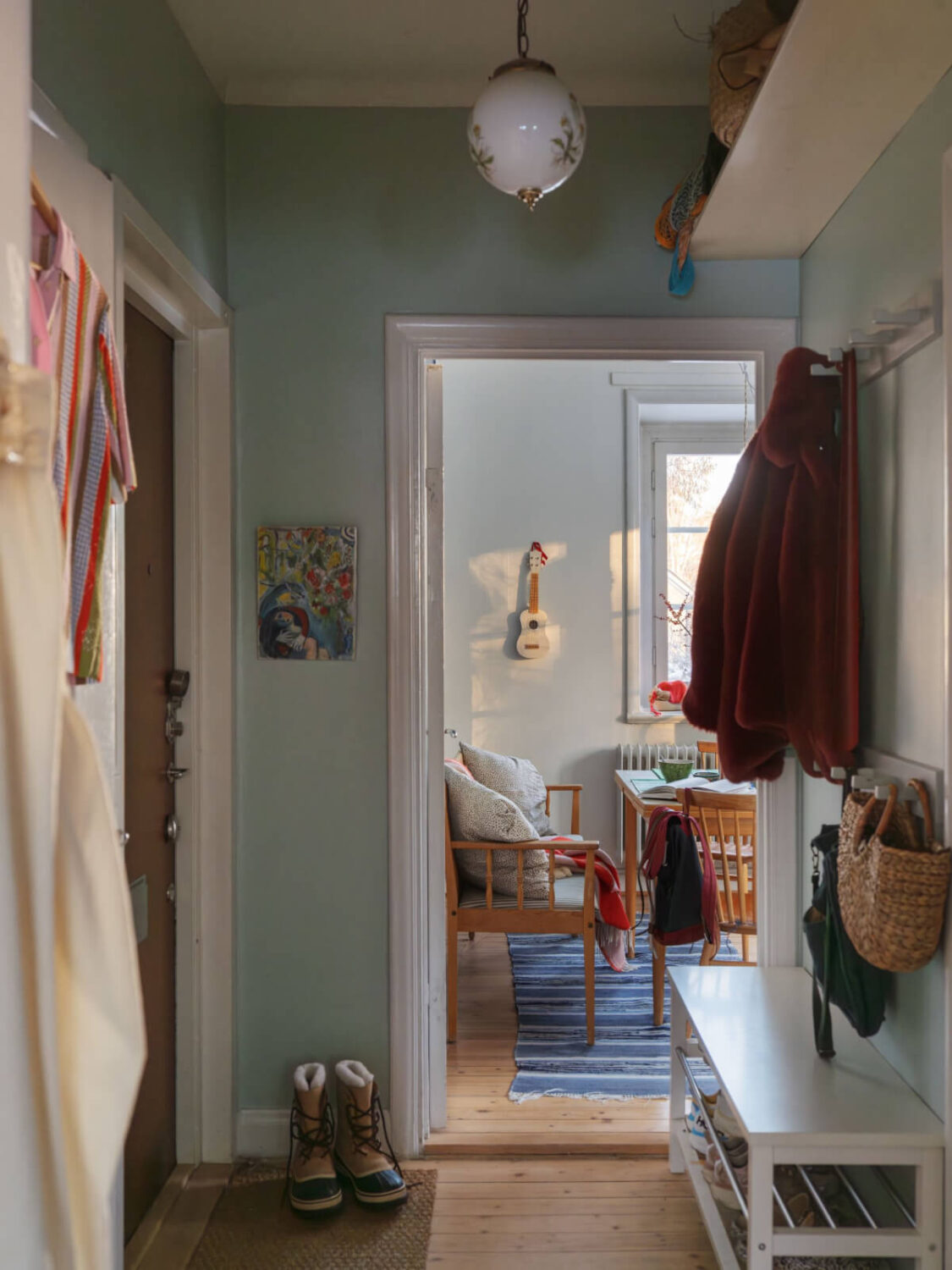 A Charming and Light-Filled Studio Apartment in Stockholm 19 hall with bench and shelf