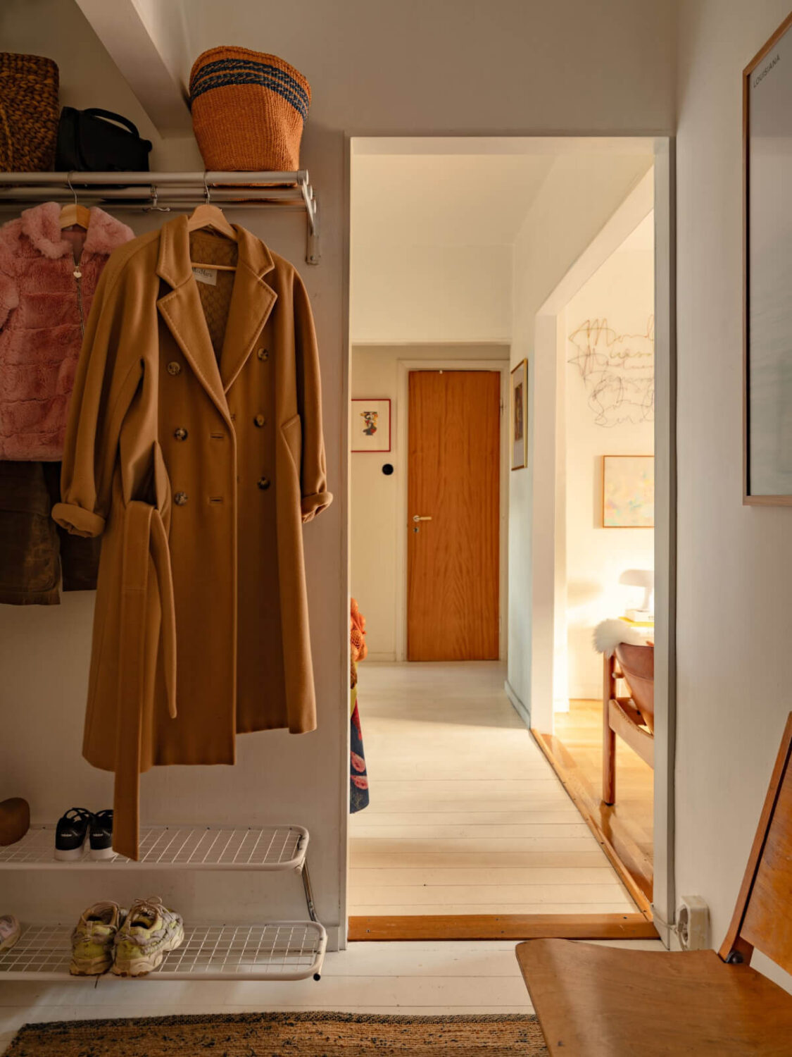 A Charming Midcentury Apartment with a Reading Room 26 hall with coat and shoe rack