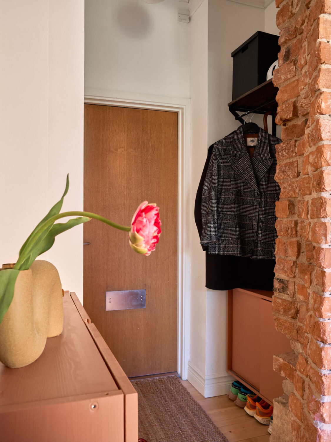 A Studio Apartment with Smart Storage Ideas and Exposed Brick 16 hall with niche and storage