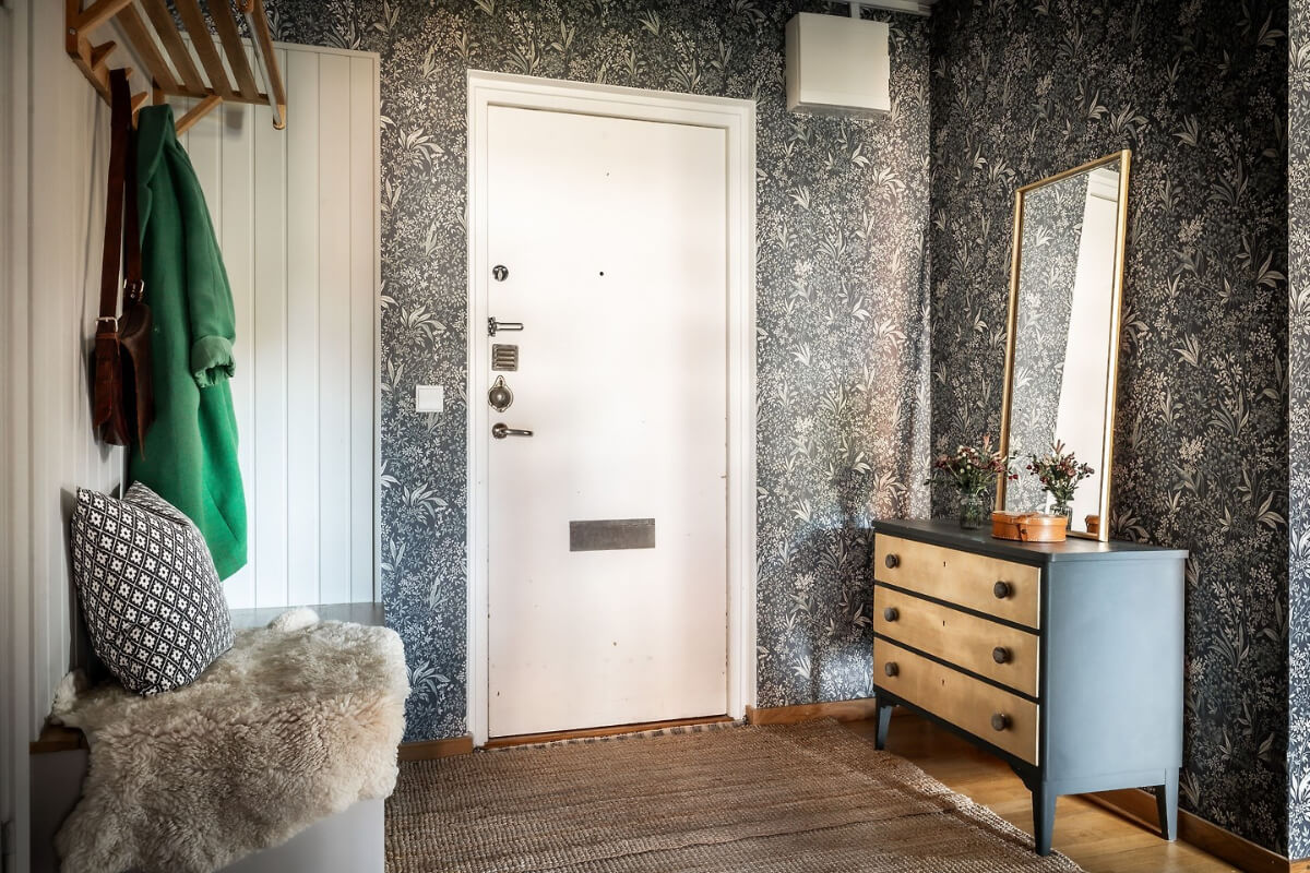 A Charming Apartment with Large Windows and Colorful Bedrooms 18 hallway wallpaper bench