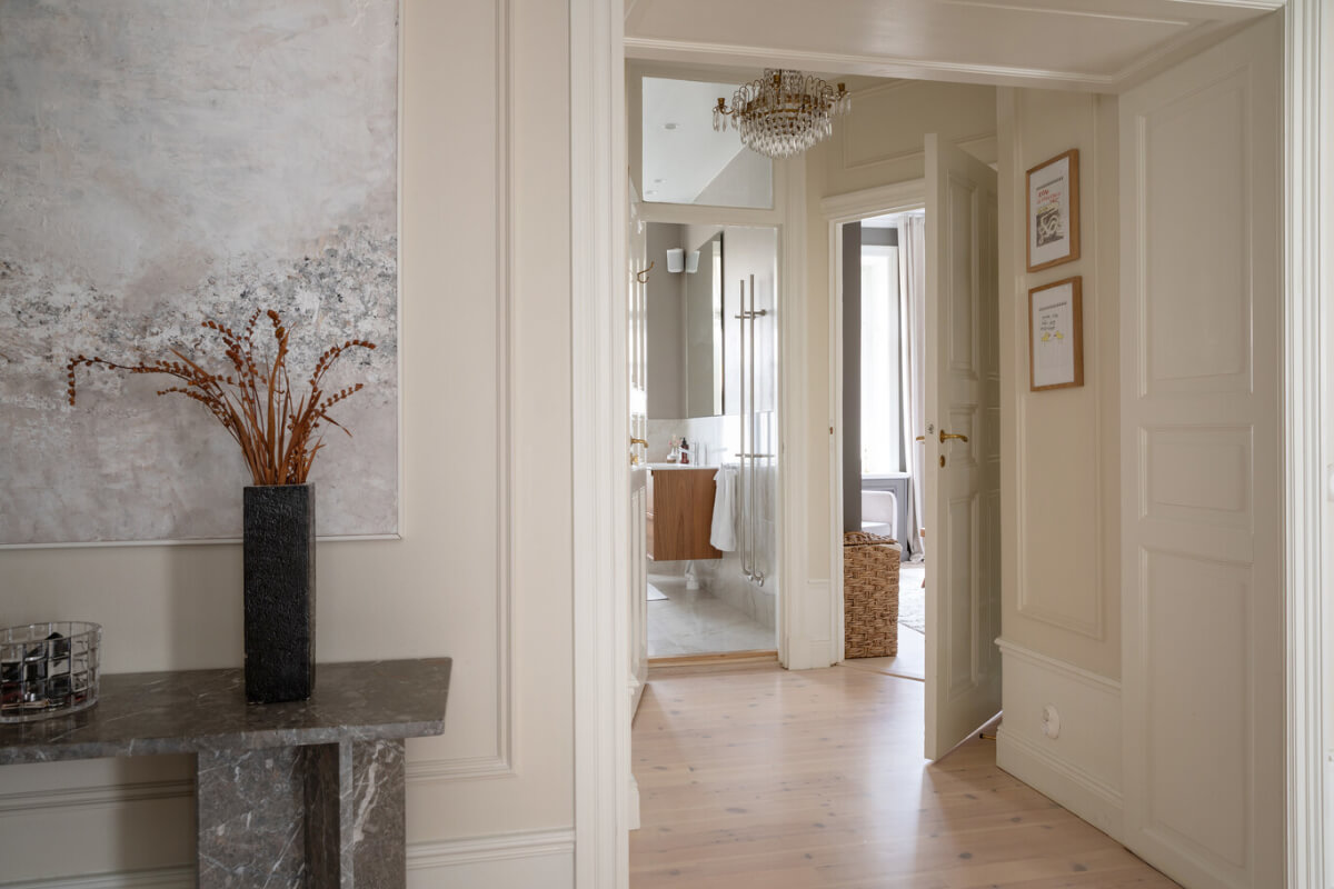 A Calm, Neutral Color Palette in a Classic Swedish Apartment 28 hallway