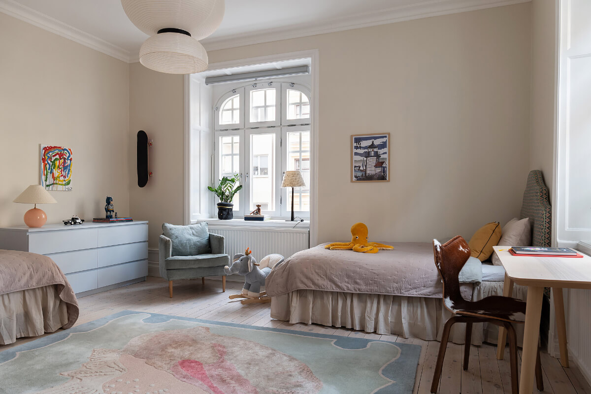 Contrasting Colors in a Turn-of-the-Century Apartment in Stockholm 15 kids bedroom beige walls wooden floor Contrasting Colors in a Turn-of-the-Century Apartment in Stockholm