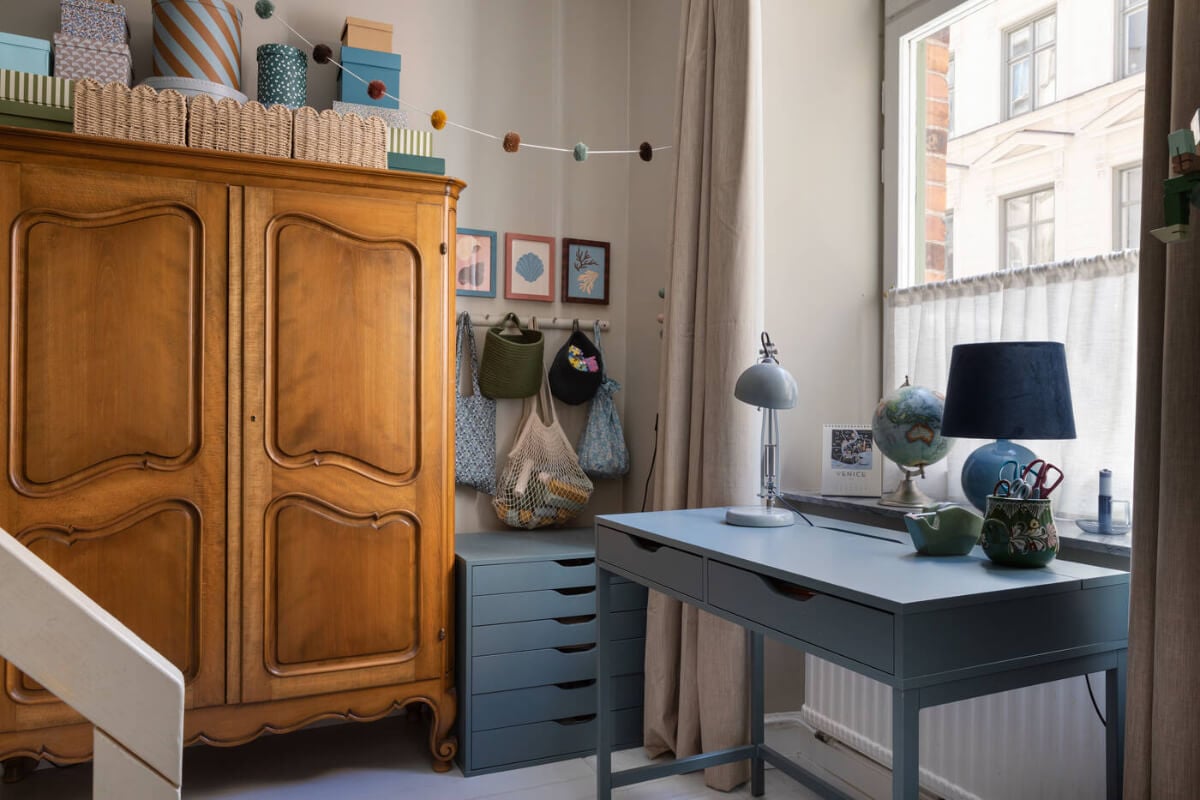 A Charming Ground Floor Apartment with a Large Patio Garden 16 kids bedroom blue desk