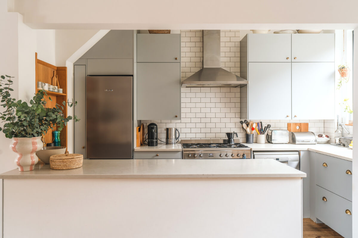 A Charming Light Edwardian House with a Tiny Garden 7 kitchen light gray-blue cabinets brass handles