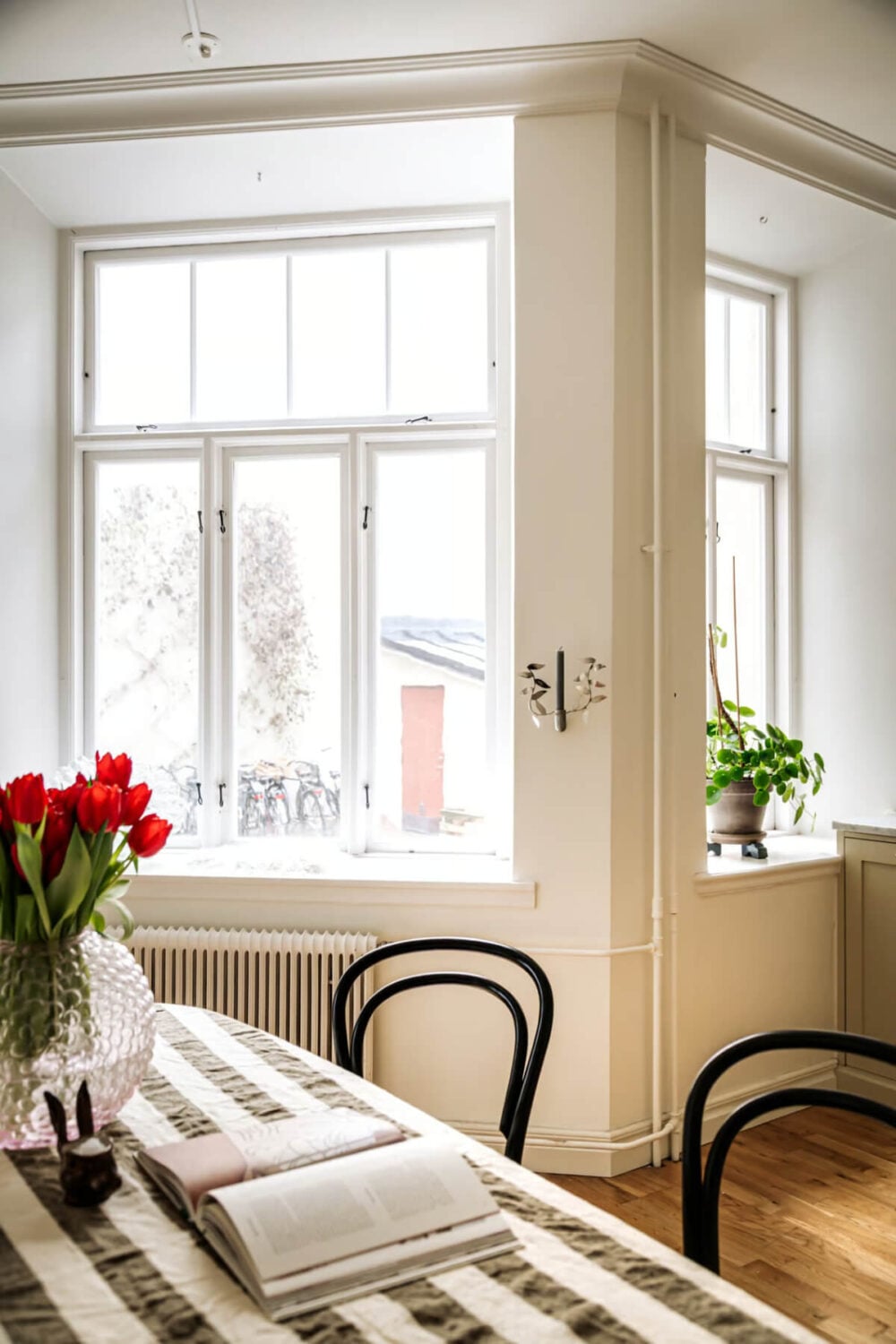 Large Rooms in an Art Nouveau Apartment in Sweden 11 kitchen table