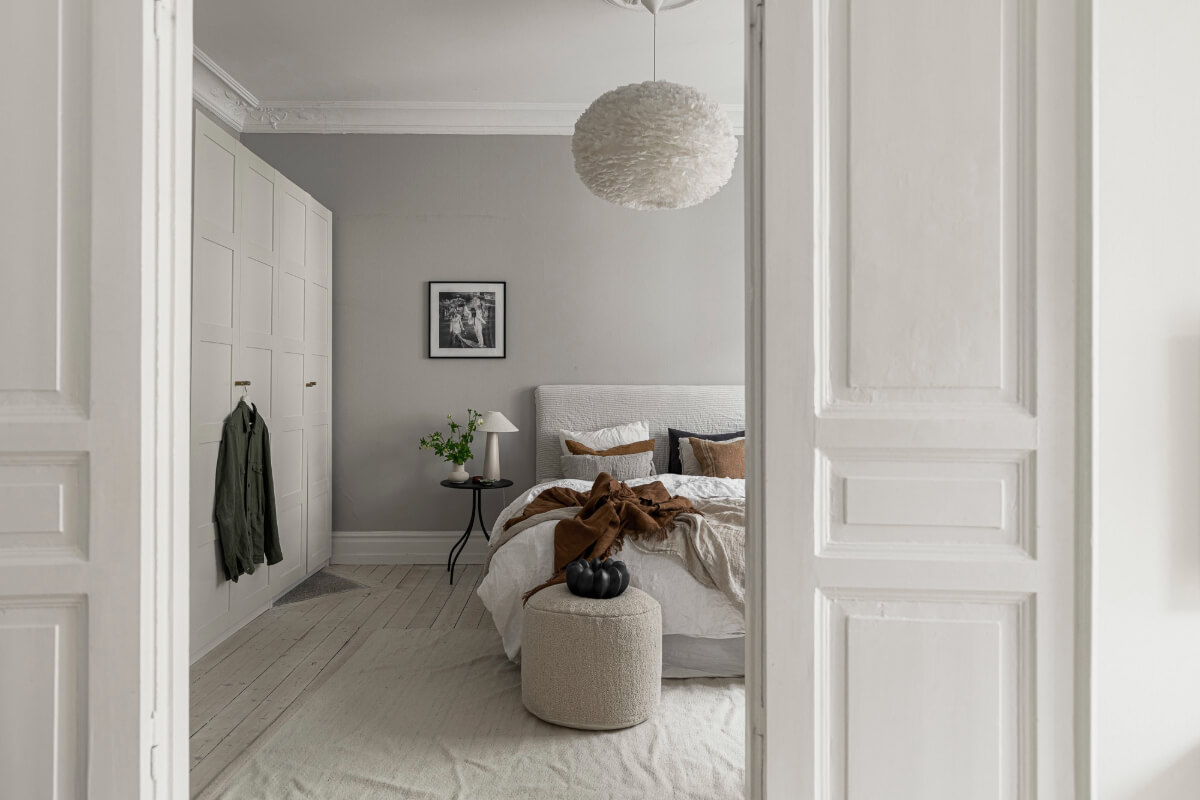 Period Features and Contemporary Solutions in Gothenburg 9 light gray walls bedroom