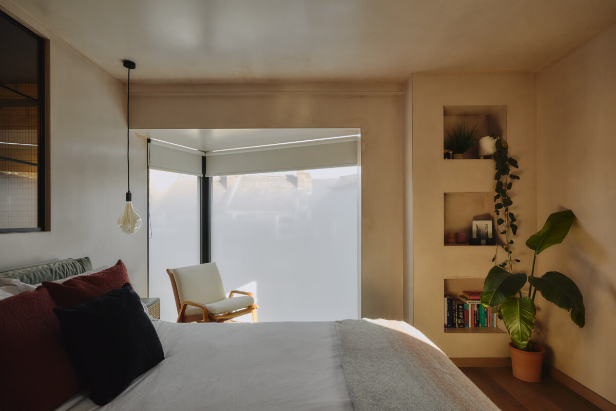 An Elegant Apartment with Plaster Walls and a Winter Garden 15 limewash walls bedroom storage niches