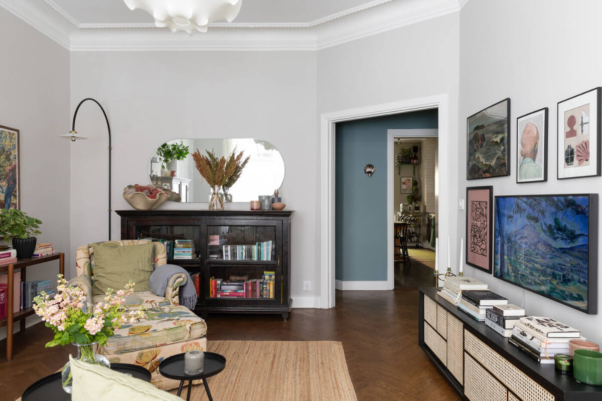 A Charming Ground Floor Apartment with a Large Patio Garden 5 living room cornicing light gray walls