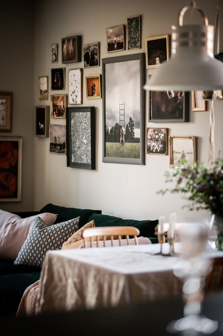 A Charming Apartment with Large Windows and Colorful Bedrooms 3 living room detail