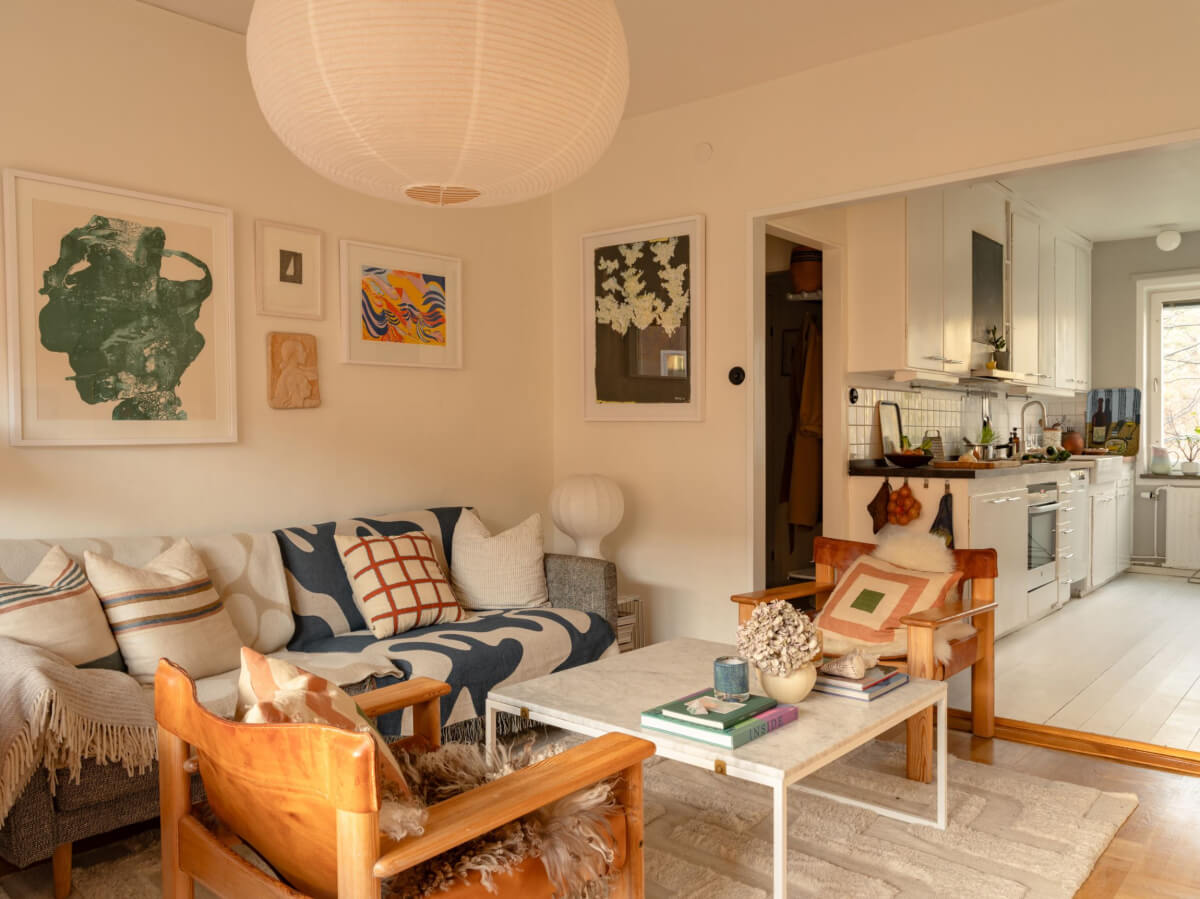 A Charming Midcentury Apartment with a Reading Room 5 living room in midcentury apartment