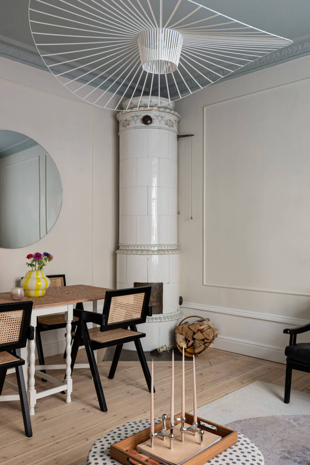 An Elegant Stockholm Apartment with a Pink and Black Kitchen 5 living room painted ceiling fireplace