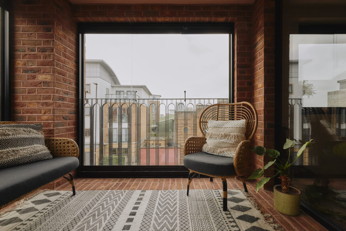 An Elegant Apartment with Plaster Walls and a Winter Garden 12 loggia brick floor