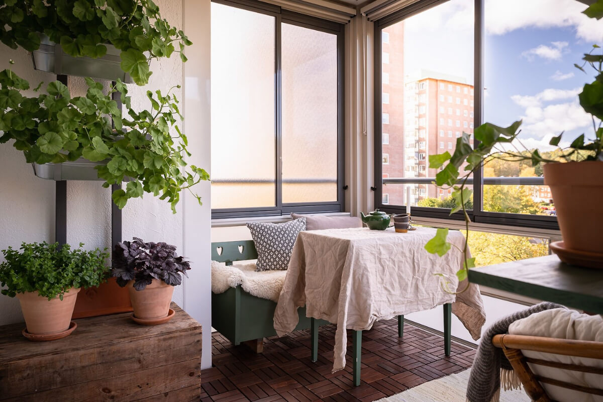 A Charming Apartment with Large Windows and Colorful Bedrooms 7 loggia A Charming Apartment with Large Windows and Colorful Bedrooms